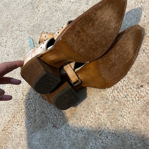 Corral Tan Ankle Boots with Cutout Design - Picture 2 of 4